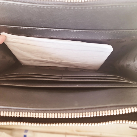 DKNY Crossbody lots of pockets - Picture 4 of 8